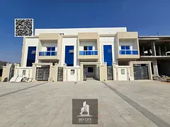 Townhouse for sale with a distinctive design: ground floor, living room, and roof, with a large fron