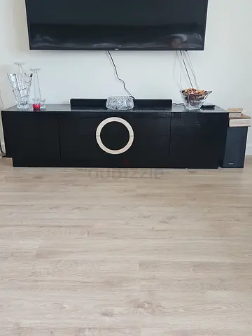 Modern black unit in excellent condition