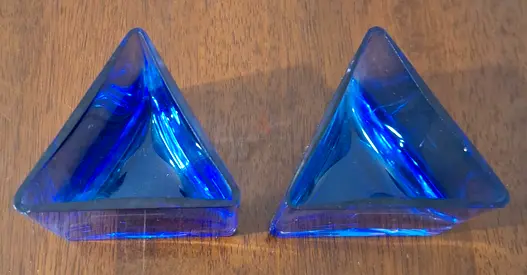 2 Triangle Glass Cups ٢ كأس زجاج مثلث