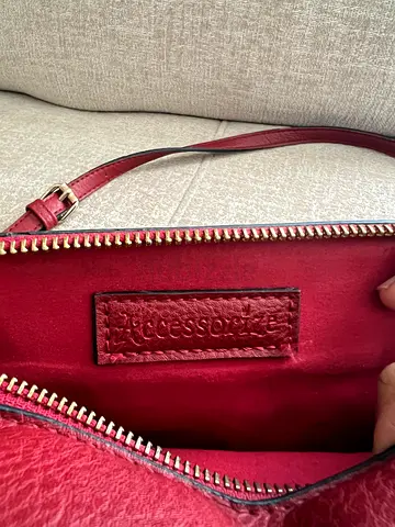 Stylish Red Handbag - Perfect for Any Occasion!