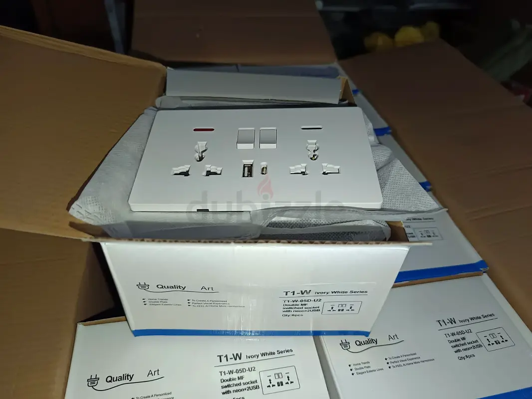 مقبس جداري ذكي عالي الجودة مع منافذ USB - مثالي للمنزل أو المكتب!