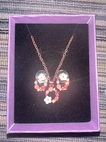 Elegant Floral Design Necklace And Earrings - Perfect for Any Occasion!