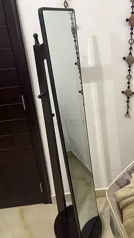 Elegant Wall-Mounted Mirror for Modern Homes