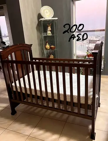 Solid Wood Baby Crib in Excellent Condition for Sale