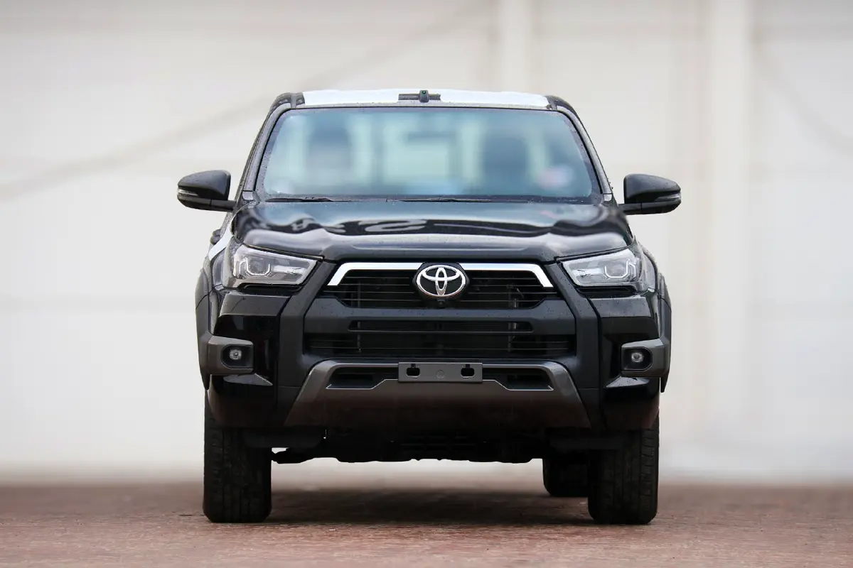 Toyota Hilux 2025 — photo 1 of 16