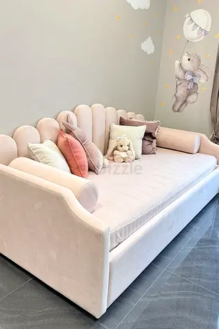 Soft Pink Velvet Daybed – Elegant Comfort for Any Space