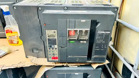 Used Schneider Electric Circuit Breaker 4000 amps 4 pole with shunt and motor for Sale