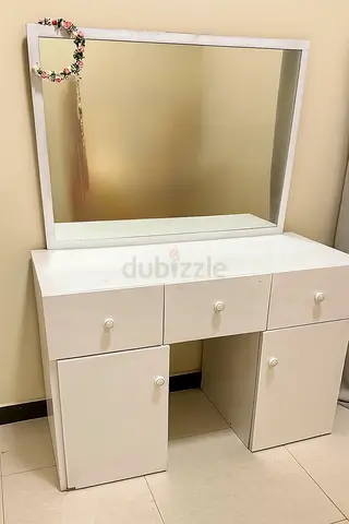 Charming White Vanity Table with Mirror and Storage Drawers