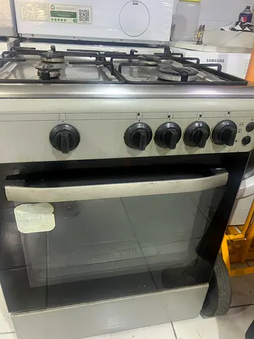 Reliable Gas Cooker with Four Burners