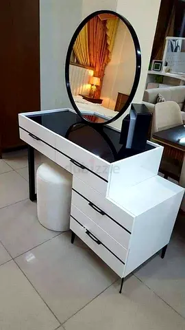 Modern White Vanity Table with Round Mirror