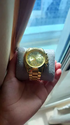 Stylish Gold Watch in Excellent Condition
