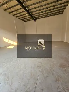 A spacious and modern warehouse is available for annual rent in the Umm Al Thuoob industrial area. I