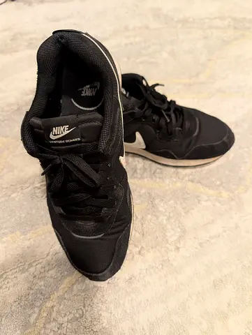 Nike Venture Runner Shoes - Great Condition