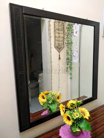 Elegant Wall Mirror with Vintage Frame