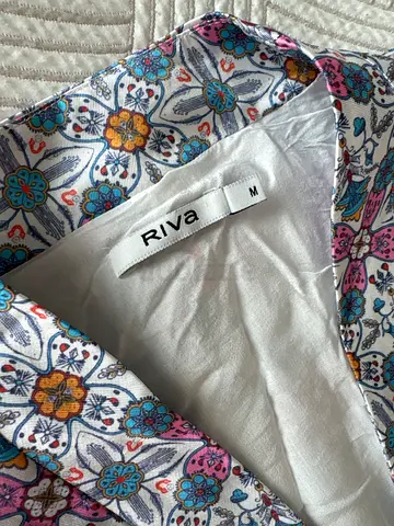 Riva Floral Pattern Scarf - Stylish Accessory for Any Outfit