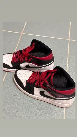 Original Nike Air Jordan 1 Sneakers in Great Condition black red white color size 44-43