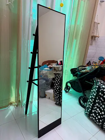 Stylish Full-Length Leaning Mirror with Stand