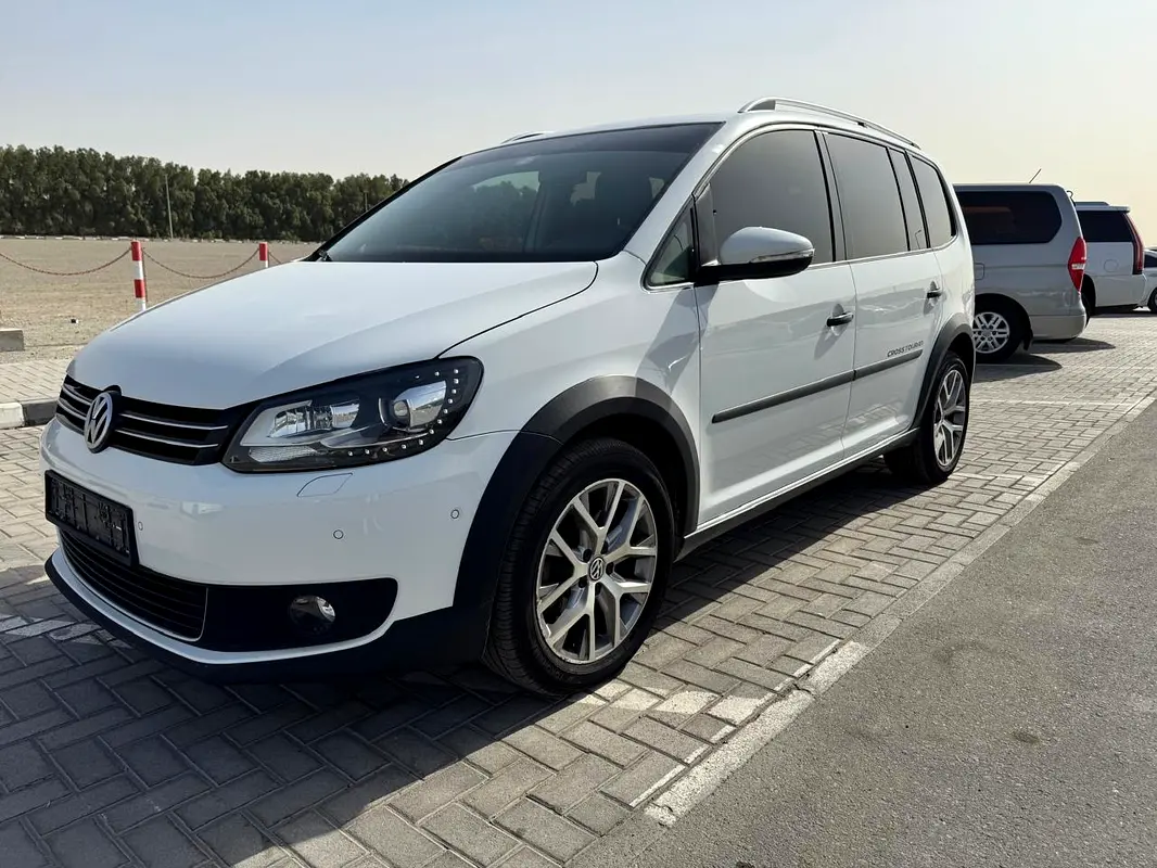 Volkswagen Touran 2014 — photo 1 of 14