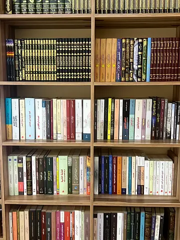 مكتبة تضم أكثر من 1000 كتاب للبيع