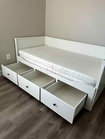 Ikea Stylish White Daybed with Storage Drawers