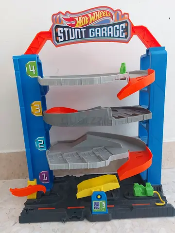 Hotwheel Stunt Garage with cars (3-10 yrs)
