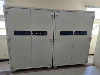 money and Docs safe box with Keys working excellent