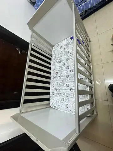 سرير اطفال اصلي ماركة لعمر رضيع الى 4 سنوات