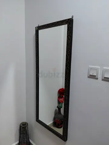 Elegant Decorative Wall Mirror with Intricate Frame