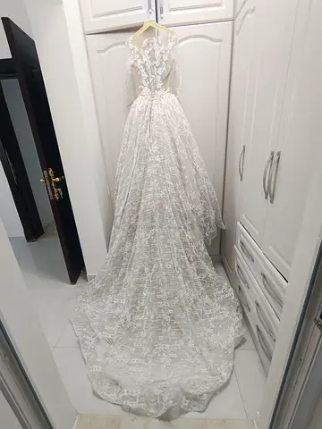 Luxurious lace wedding dress