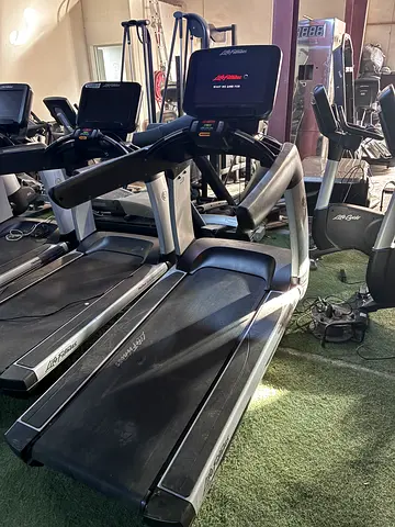 Life Fitness Discover SE Treadmill – 2019 Model – Refurbished  Price: 7,000 AED