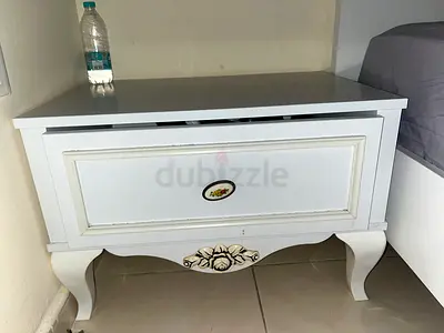 2 Small Table bad room