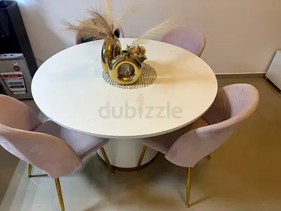 Dinning table 4 seaters very good condition