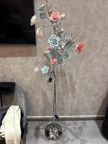 Elegant Floral Floor Lamp for a Touch of Charm