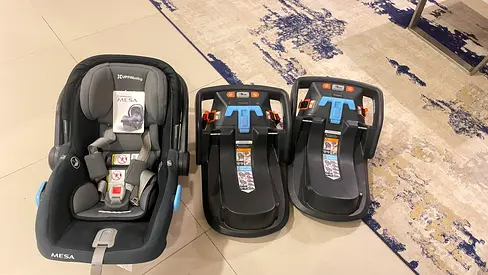 Maxi-Cosi Infant Car Seat + 2 Isofix Bases