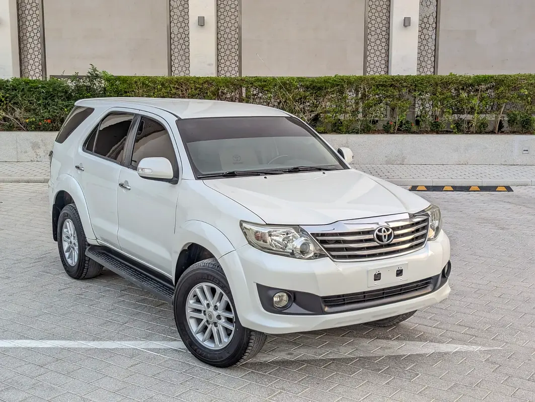 Toyota Fortuner 2013 — photo 1 of 15