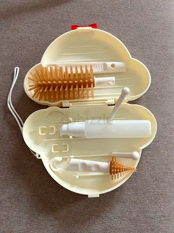 Baby bottle cleaning brush with travel case and drying stand