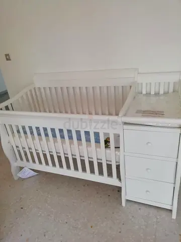Stylish and Functional Baby Crib with Changing Table