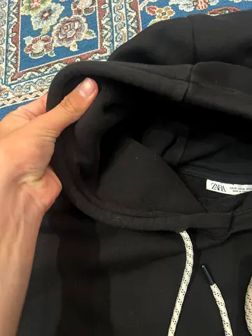 This Zara hoodie (size XL, made in Turkey) is in excellent condition and offers a comfortable, styli