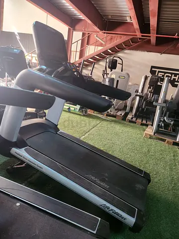 Life Fitness Discover SE Treadmill – 2019 Model (Refurbished)
