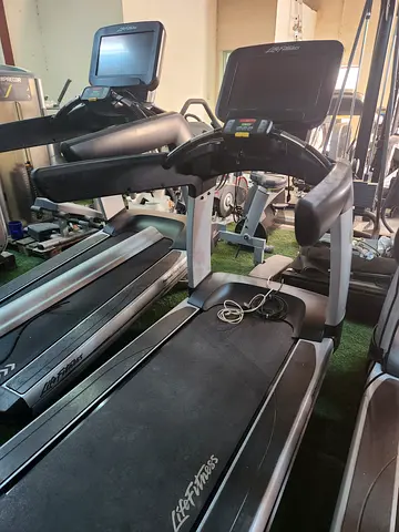 Life Fitness Discover SE Treadmill