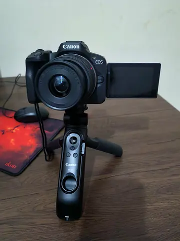 Canon R50 with all vlogging kit and 3 brand new batteries + 32GB memory card