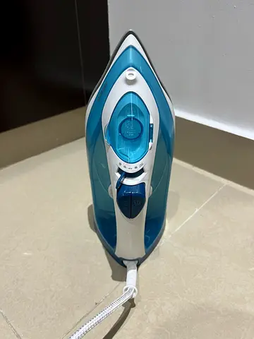 High-Quality Steam Iron for Effortless Ironing