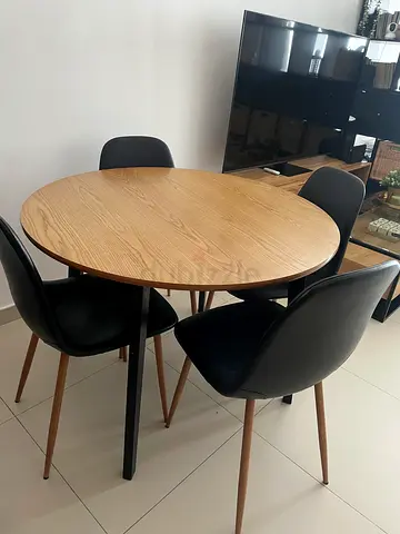 Table + 4 chairs