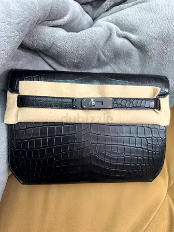 Elegant Black Croc-Embossed Clutch Handbag