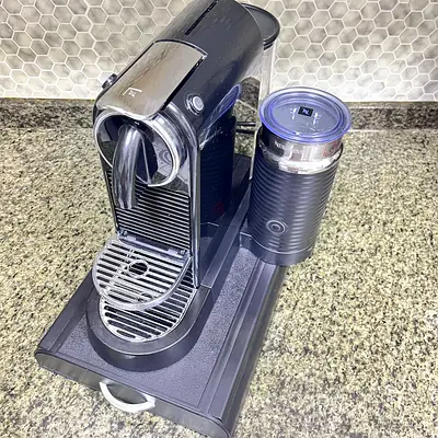 •Nespresso with milk frothing Machine •Free coffee pod storage  •Canon Selphy square QX10