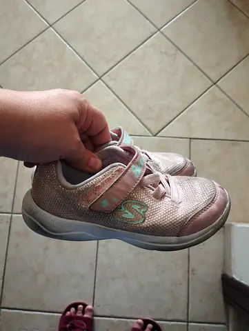 Kids Sketchers Sneakers Size 26 in perfect condition only need little cleaning