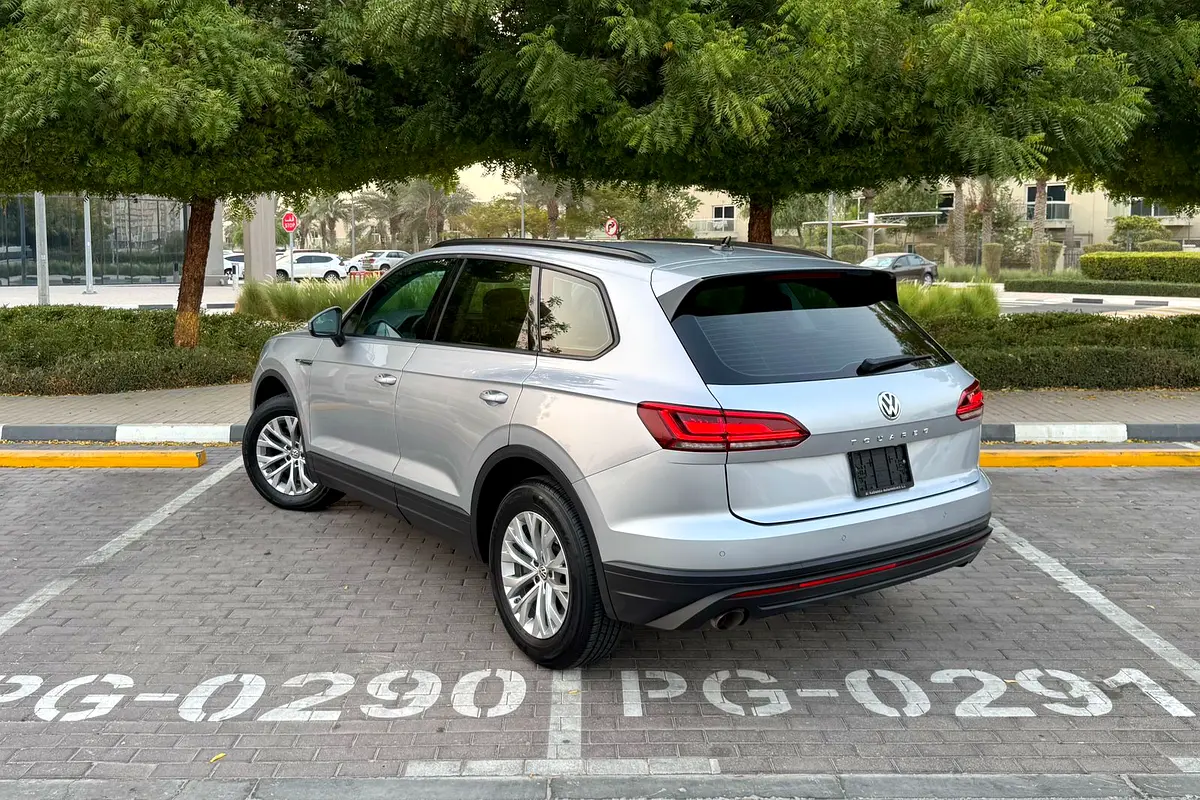 Volkswagen Touareg 2018 — photo 1 of 19