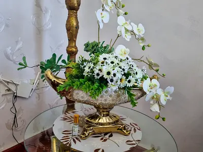 Elegant Floral Centerpiece for Home Décor