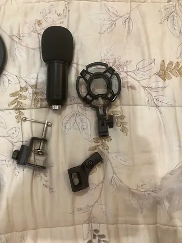 Studio microphone | only used once comes with its supplies