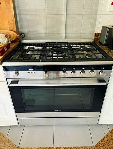 Siemens IQ700 Dual Fuel Cooking Range – 90 cm (Top Gas, Bottom Electric Oven)